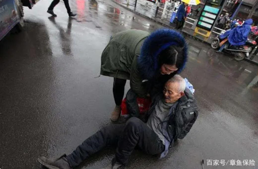2019年10月20日  63歲老人雨天不慎滑倒<div   id=